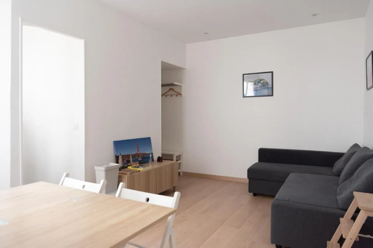 Very Bright Nest Close To Belleville Park Paris